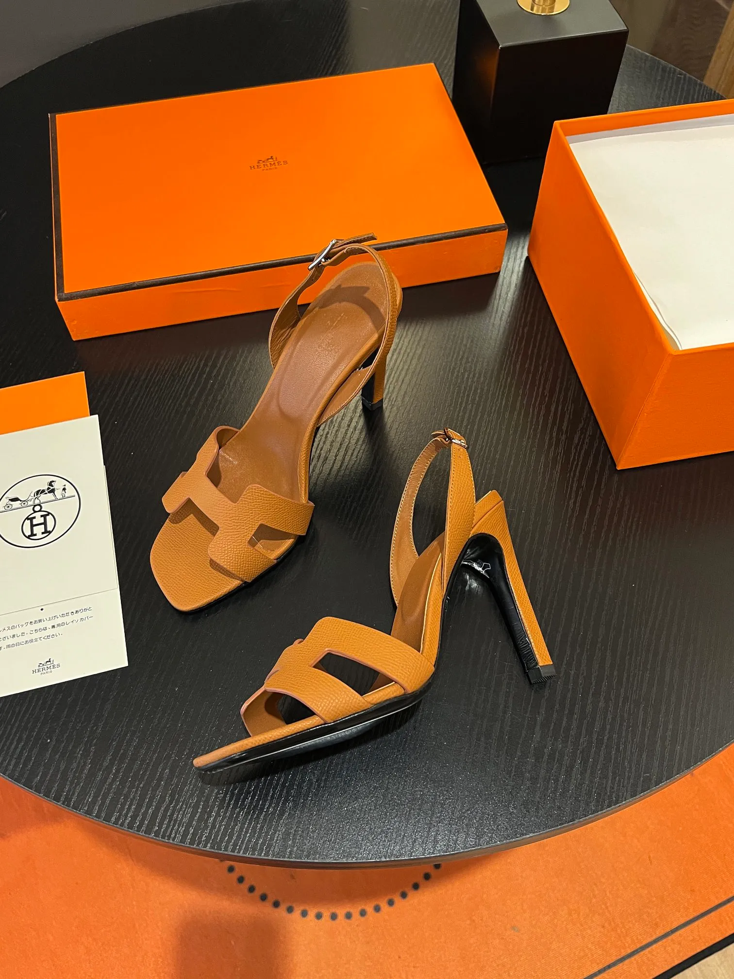 👟👟Ex-factory price 600👟👟Hermès 2023 high-heeled temperament sandals original customization! Counter synchronization! Hermès high heels have always been simple, fashionable and elegant! ! ! It can hold any style of wear, the height of 10.5cm is easy to control, and the feet feel comfortable and pressure-free! The classic and elegant style brings a sense of luxury to your feet! Highly recommended Material: Upper imported calfskin + mixed sheepskin lining Outsole: Italian genuine leather sole Size: 34-42 (34.41.42 customization is non-returnable and non-exchangeable)